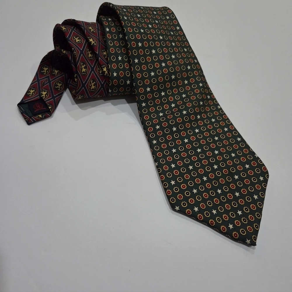 Vintage Tommy Hilfiger Patterned Green and Red Men's Tie